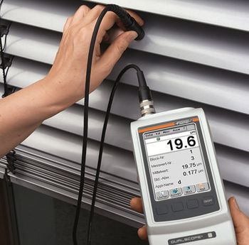 Measurement of the coating thickness on blinds using the DUALSCOPE® FMP100 with the FTD3.3 probe.